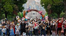 Disneyland și-a deschis porțile în China, însă vizitatorii trebuie să respecte reguli stricte