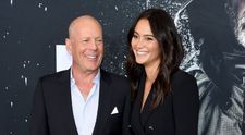 Primele imagini cu Bruce Willis după ieșirea din carantină. Paparazzii l-au surprins la plimbare cu bicicleta