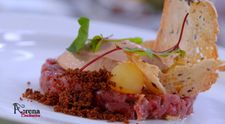Tartar de vită cu mousse de foie-gras și noisette de pere