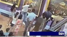 Momentul în care un turist distruge un tablou prețios. S-a sprijinit pe opera de artă pentru a face o poză - VIDEO