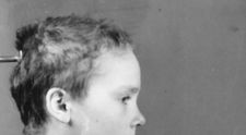 Fotografiile alb-negru cu o fetita inchisa la Auschwitz au fost colorate. Povestea ei e cutremuratoare