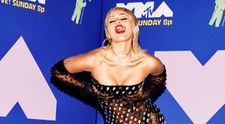 Miley Cyrus a pozat fără sutien într-o revistă serioasă. „Mi-au zis că ar trebui să mă acopăr”