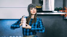VIDEO Iulia Albu își face presing la dressing. A venit rândul ei să își facă curățenie în haine