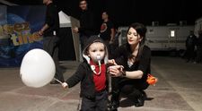 Cel mai infocat sustinator al perechii Valentina - Serban Copot. Baietelul artistului a venit sa-i faca galerie: FOTO