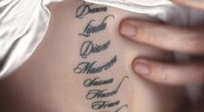 O femeie și-a tatuat pe corp numele mamelor tuturor foștilor ei iubiți! Motivul bizar pentru care a recurs la un asemenea gest: „Regret unele relații, dar...”