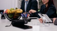 Un angajat a fost concediat pentru că a luat prea multe fructe din coșul oferit gratis de companie