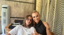 Ce schimbat este Laurențiu Reghecampf Jr. Este extrem de înalt și a renunțat la părul lung. Cum arată la aproape 18 ani fiul Anamariei Prodan. Imagini rare cu Bebeto de la ședința foto de absolvire a liceului