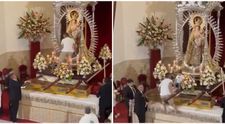 VIRAL Ce a putut face un bărbat, sub privirile credincioșilor. S-a aruncat pe altar, la statuia Fecioarei Maria și...