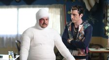 Mihai Bobonete, acoperit complet in gips pentru rolul lui Bobita din Las Fierbinti!