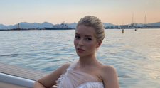 Costumul de baie care te bronzează cu model. Cum a apărut Lottie Moss la plajă