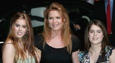Noi detalii șocante ies la iveală! Sarah Ferguson și-a obligat fiicele să meargă acasă la Jeffrey Epstein! Ce se arată în noile email-uri: „Cele două fete au venit”