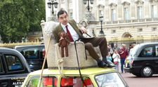 Unde e Mr. Bean de altădată? Rowan Atkinson, fotografiat pe platourile de filmare ale unei noi comedii