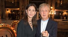 Nancy Shevell, soția lui Paul McCartney, senzația plajei în pandemie la 61 de ani