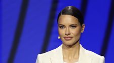 Adriana Lima are trei copii, iar mezinul îi seamănă leit. O fotografie rară cu Cyan i-a cucerit pe fanii vedetei: „E copia ei”