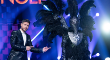 Masked Singer România: Corbul a reușit să îi intrige pe detectivi cu reprezentația sa