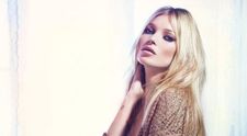 Nu-si constientizeaza formele. Kate Moss si-a inghesuit sanii intr-un sutien cu doua numere mai mici