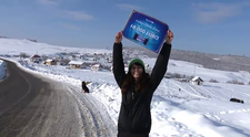 Intr-un loc unde sărăcia depăşeşte imaginaţia, oameni cu inima vor să refacă adăposturi care abia pot fi numite case