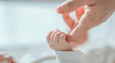 O mamă transgender, care a făcut tranziția de la bărbat la femeie, a ajuns în instanță după ce și-a alăptat bebelușul! Cazul care a scandalizat tot internetul