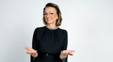 Carmen Tănase, pe scaunul fierbinte, în această seară, în La bine și la Roast: „Mă simt onorată că v-ați dat silința să mă desființați”