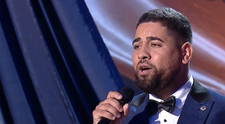 Românii au talent 2025, semifinala 1: Ion Cozer, constructorul care a primit Golden Buzz de la Smiley și Pavel Bartoș, moment plin de emoție pe scenă. Jurații, cuceriți de prestația acestuia: „Îți sună vocea extraordinar de bine”