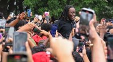 Influencerul Kai Cenat, acuzat de incitare la revoltă după ce a promis computere și jocuri gratis, în stradă