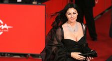 Monica Bellucci, ca o divă de cabaret. Apariția seducătoare pe coperta unei reviste