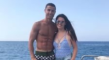 Nepoata lui Cristiano Ronaldo și-a etalat silueta sexy la plajă. Reacția fanilor: “O sirenă!”