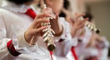 Nemtoaica de 46 de ani care s-a indragostit de tara noastra. Antje ii invata pe copiii din Maramures sa cante la flaut