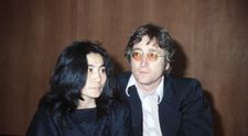 La scurt timp după moartea lui John Lennon, soția a dezvăluit apropriaților: ”Cred că era gay”. Cu ce bărbat ar fi avut o relație secretă