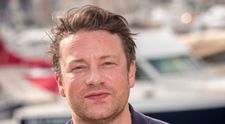 Înainte să dea faliment, Jamie Oliver își plătea singur  un salariu de 5 milioane de lire sterline