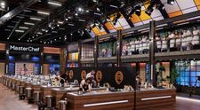 MasterChef, 6 octombrie. S-au făcut echipe noi la testul sub presiune!  Concurenții, despărțiți de un perete, sunt provocați să gătească un desert identic. Cum își negociază preparatul