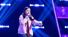 Maria Grosaru a umplut scena cu energia și zâmbetul ei, dar n-a reușit să întoarcă niciun scaun! Ce sfaturi i-au dat antrenorii de la Vocea României 2025: „Trebuie să găsești ceva care să te diferențieze”