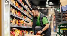 Angajatul unui supermarket, despăgubit cu 14.000 de euro după ce șeful lui a uitat să îi zică „La mulți ani” pe Facebook! Cum a fost posibil acest lucru