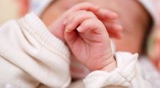 Revoltător! O femeie a fost prinsă de polițiști în timp ce încerca să își vândă fiica nou-născută! Ce a putut cere în schimb pentru propriul copil