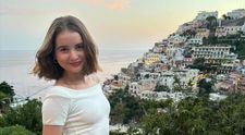 Irina Columbeanu, apariție rafinată în Positano. Într-o ținută albă, fiica lui Irinel s-a bucurat de o plimbare la apus pe Coasta Amalfi