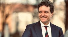 Nicușor Dan, surprins în timp ce le cumpăra copiilor săi haine, într-un magazin low cost. Oamenii au reacționat imediat la fotografie: „Așa președinte nu am avut!”