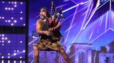 Juan Esteban Alul a făcut show pe scena ”Românii au talent”: ”Mel Gibson cu prietena”