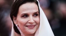 Juliette Binoche, farmec și rafinament la ceremonia de deschidere Cannes 2025! Actrița a părut desprinsă dintr-o sculptură, ca o adevărată madonă de marmură