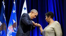 Șapte momente memorabile cu Aretha Franklin, artista completă care l-a făcut pe Obama să plângă