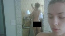 Scarlett Johansson, singura si goala in oglinda din baie! E trucaj? <span style=