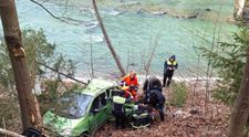 Două persoane s-au răsturnat cu mașina într-o râpă abruptă, până pe malul râului Bistrița. Victimele au fost transportate de urgență la spital