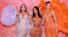 Kim Kardashian și surorile ei, ședință foto în lenjerie intimă de Valentine’s Day