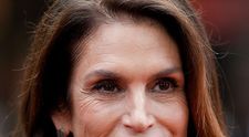 E una dintre puținele vedete care își acceptă ridurile și nu apelează la operații estetice! Cindy Crawford, un exemplu rar de naturalețe la Hollywood
