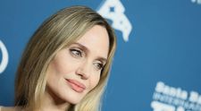 A decis să-și arate din nou latura senzuală. Angelina Jolie i-a surprins pe toți când a apărut într-o rochie cu spatele gol la Festivalului de Film de la Santa Barbara