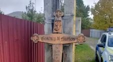 Un bărbat din Neamț a furat crucea soacrei din cimitir! Ce a putut să facă cu ea după ce a luat-o ilegal din curtea Bisericii