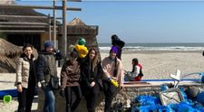 Un grup de tineri refugiați ucraineni au curățat de gunoaie plaja din Mamaia
