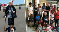 La 93 de ani a zburat pana in Kenya pentru a face voluntariat la un orfelinat