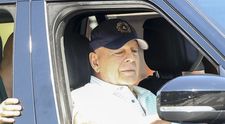 Nici boala nu îi poate știrbi zâmbetul! Bruce Willis, apariție rară pe străzile din Los Angeles: cum arată actorul care a fost diagnosticat cu demență în urmă cu un an