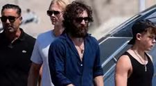 Unul dintre cei mai frumoși actori de la Hollywood, confundat cu un om al străzii! A ieșit cu barba neîngrijită și părul în toate direcțiile FOTO