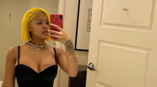De la talie în sus arată ca o femeie normală, dar șoldurile ei sunt excepționale. Alexis Skyy face furori cu silueta ei